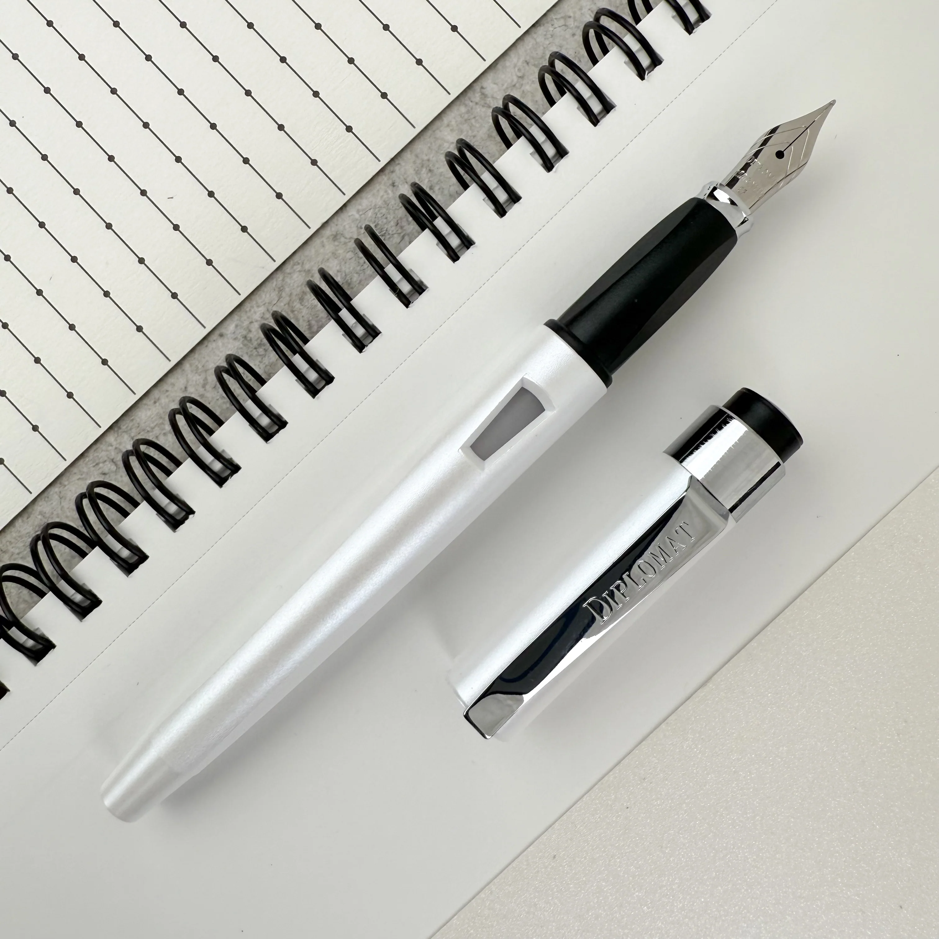 Diplomat Magnum Fountain Pen - Pearl White