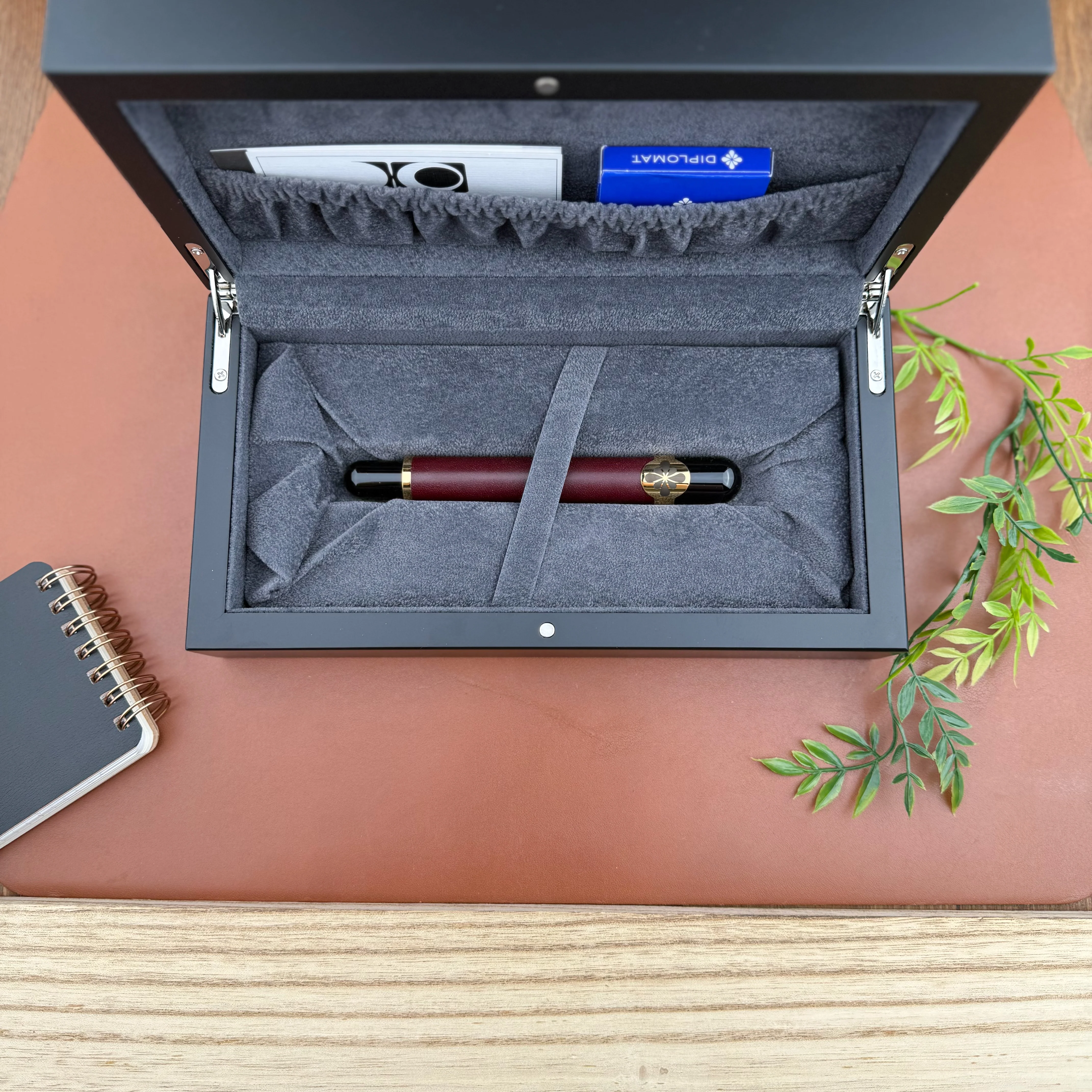 Diplomat XO Fountain Pen - Leather Dark Red - Image 3