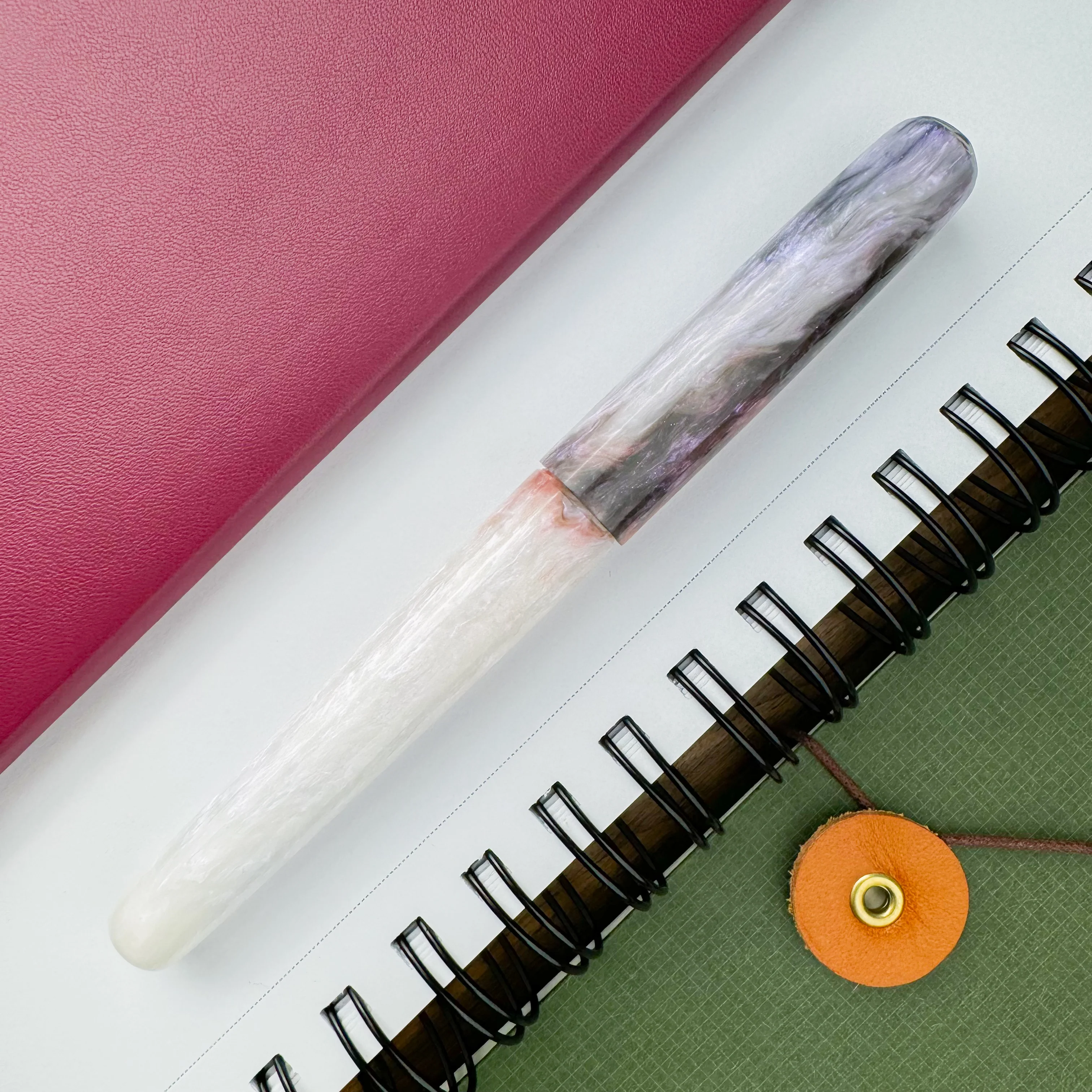 Hinze Pen Company Fountain Pen - Luna White Hibiscus - Image 2
