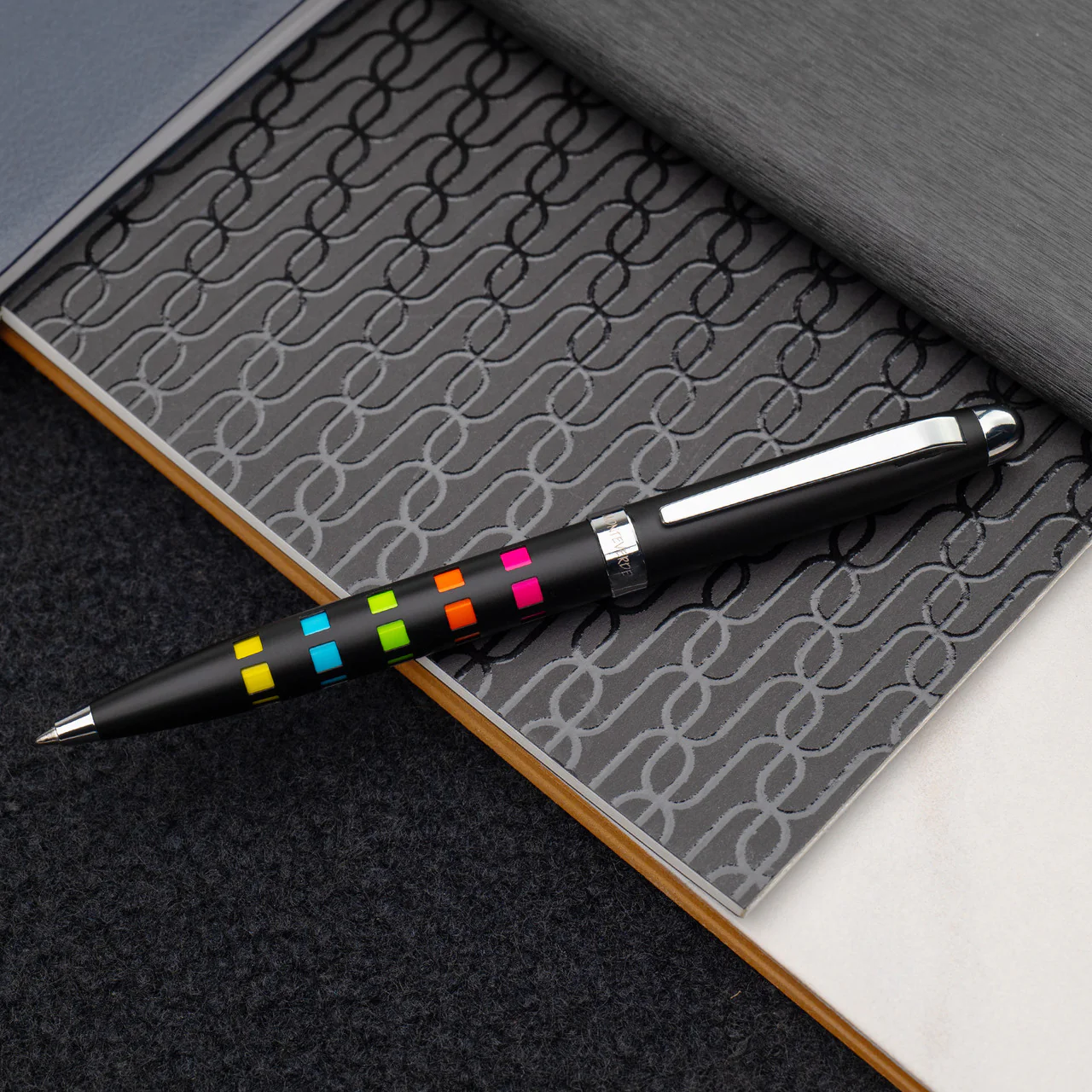 Monteverde llusia Gel Pen - Square Shapes Black Matte with Chrome Trim - Image 4