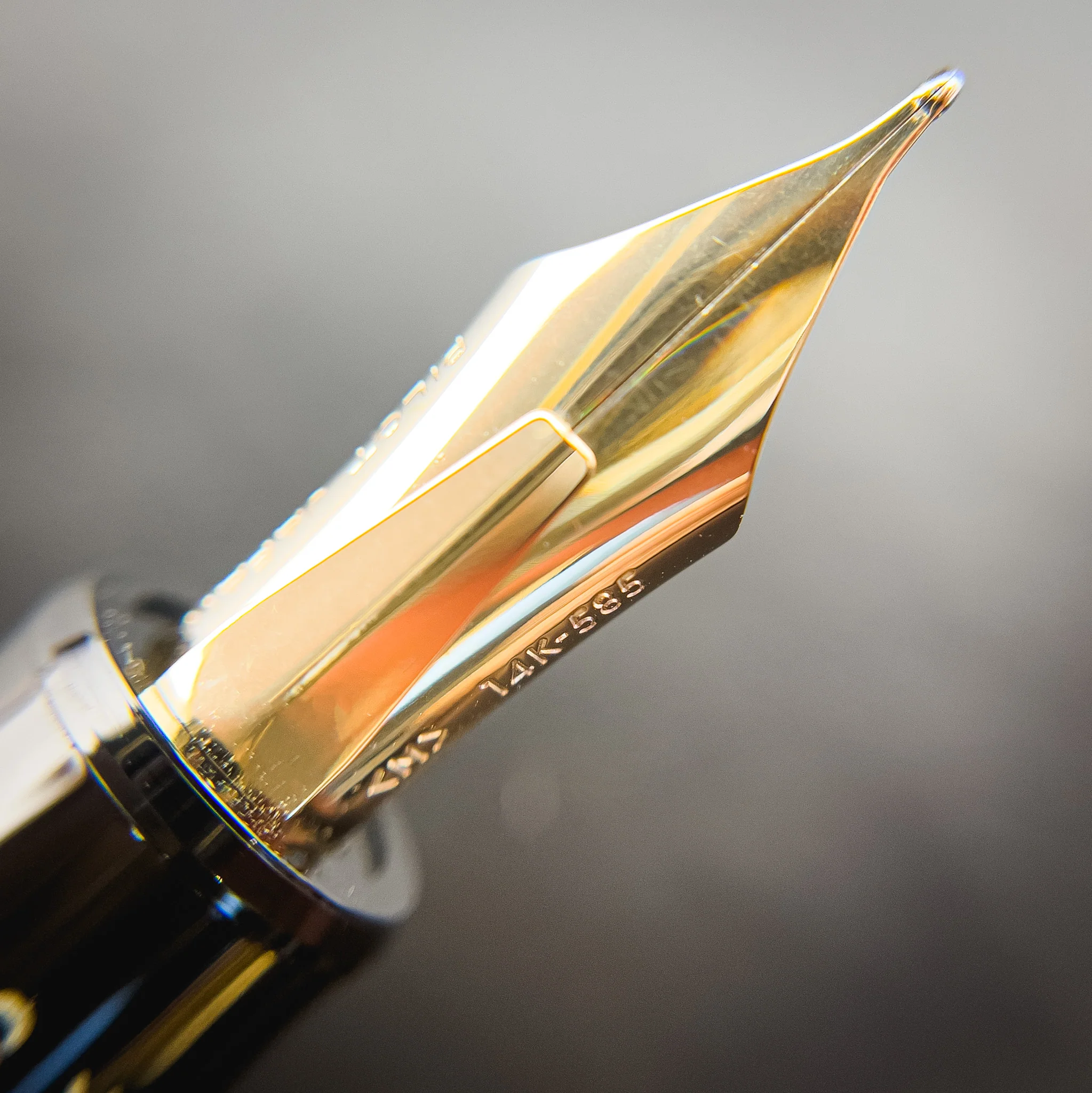 Pilot Justus 95 Fountain Pen - Black w/ Gold - Image 5