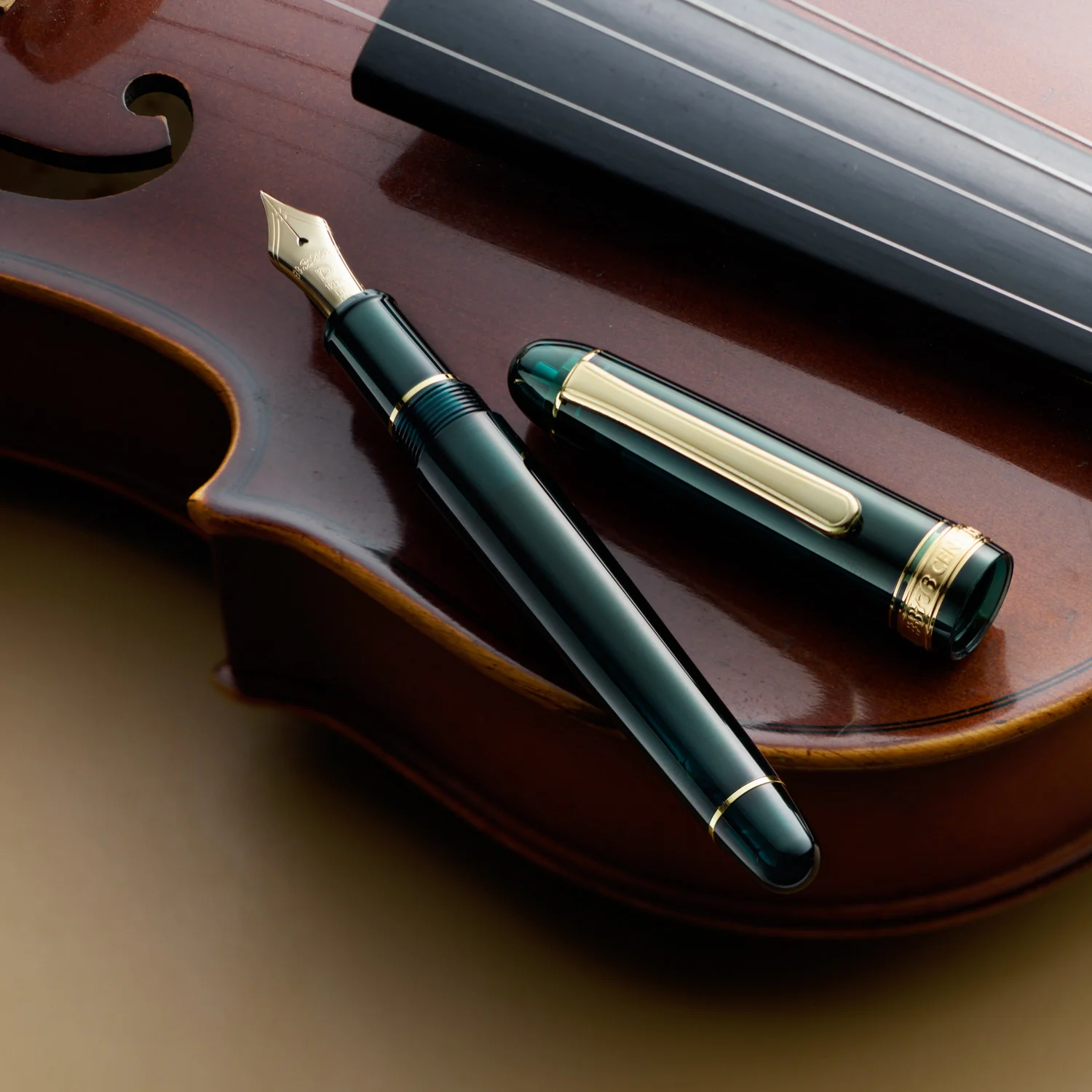 Platinum #3776 Century Fountain Pen - Laurel Green with Gold Trim - Image 3